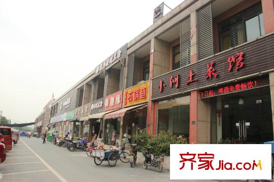新城西溪逸境附近的商業(yè)一條街