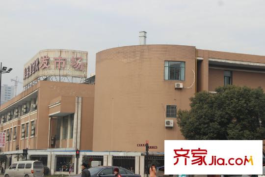 越秀星匯悅城附近的果品市場(chǎng)