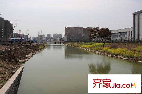 融科璦頤灣周邊的景觀河
