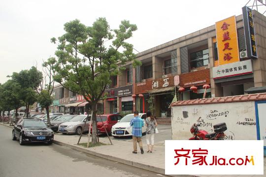 新城西溪逸境附近的商業(yè)一條街