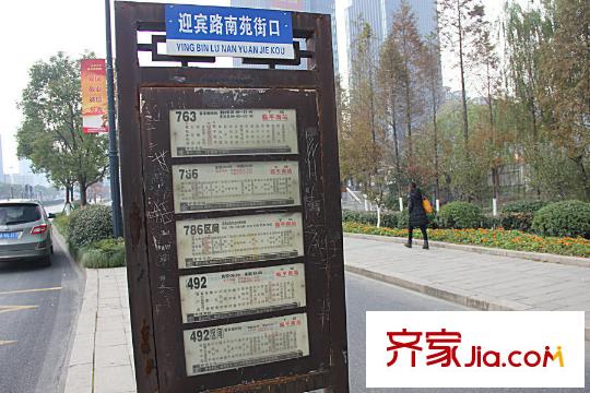 理想銀泰城對面的公交站迎賓路南苑街口
