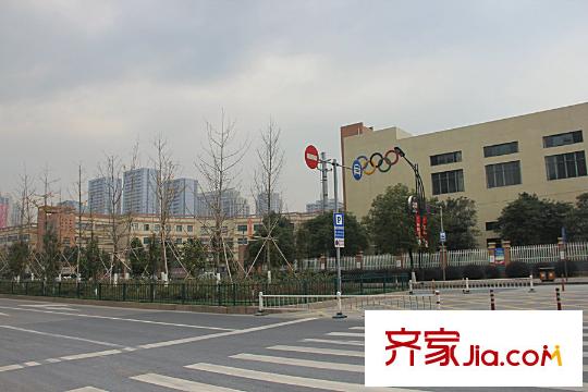 理想銀泰城對面的臨平一小