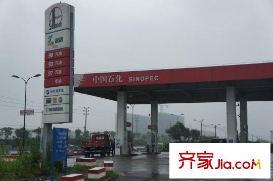 四季廣場附近加油站