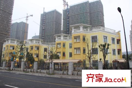 越秀星匯尚城旁邊的萬達廣場