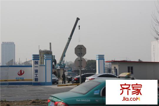 萍水街一平方米建筑工地大門2015.03.13