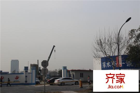萍水街一平方米工地大門前2015.03.13