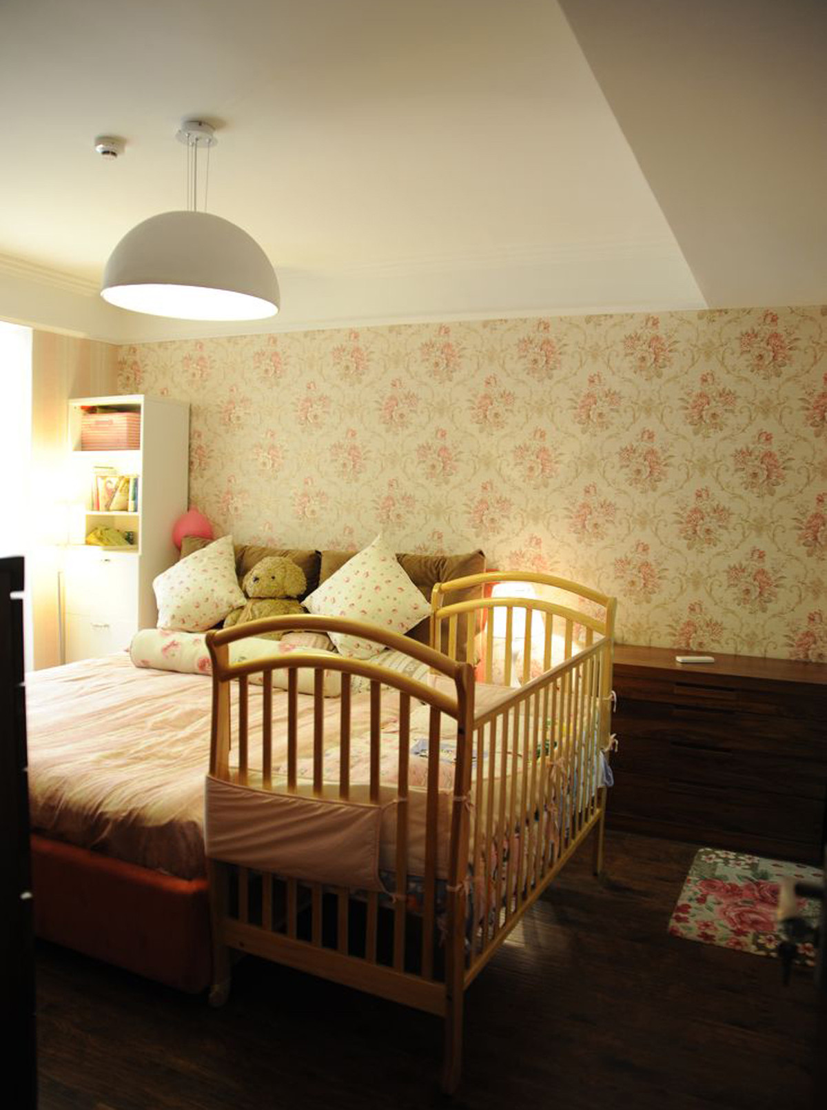 现代简约三居装修婴儿床图片