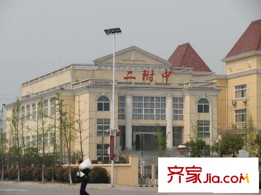 東方明珠城向北約2000米二附中