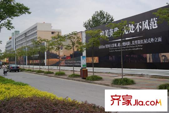 德馳金郡向西約50米廣告牌