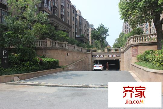 東方巴黎城小區(qū)停車場(chǎng)（2015.9.2）