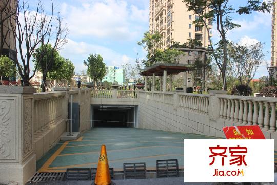 皇家花園小區(qū)車庫(kù)入口（2015-9-8）