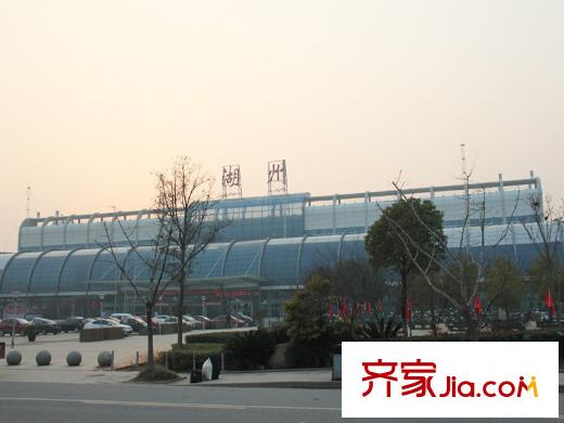 西西那堤三期左側(cè)500米的浙北高速客運(yùn)中心