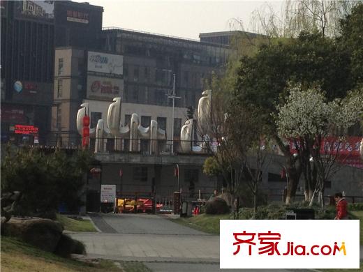 中房盛世華庭項目正門右側(cè)100米的駱駝橋