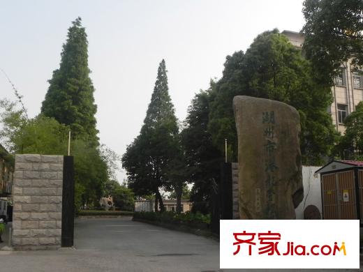 鑫森廣場西側(cè)50米的湖州市港行管理局