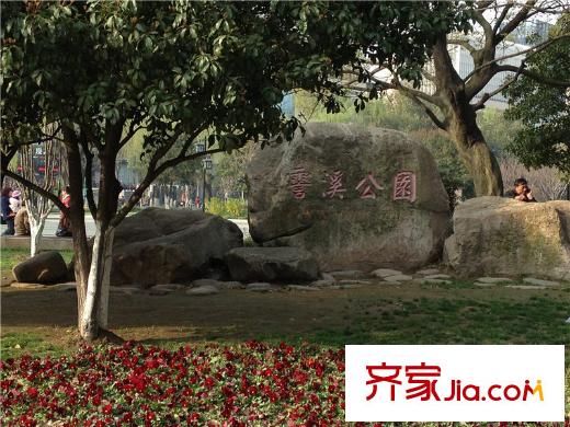 中房盛世華庭項目正門右側(cè)50米的公園