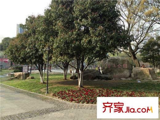 中房盛世華庭項目正門右側(cè)50米的公園