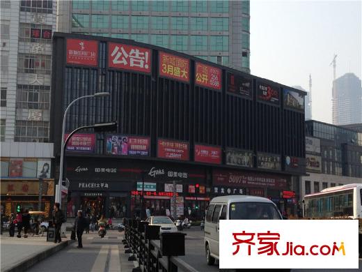 中房盛世華庭項目正門北側(cè)150米的聚龍大廈