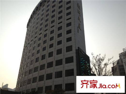 中房盛世華庭項目正門北側(cè)120米的湖州大廈