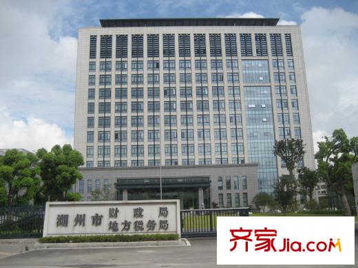 天鴻天際項(xiàng)目邊上的財(cái)政局（2010.8.31）
