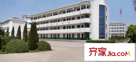 久城東南華府東側(cè)約5分鐘車程的南潯中學(xué)