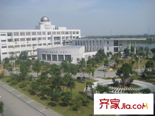 中惠卡麗蘭項(xiàng)目約800米處的吳興高級(jí)中學(xué)