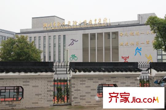 龍溪翡翠南側(cè)400米的新風(fēng)小學(xué)紅豐校區(qū)