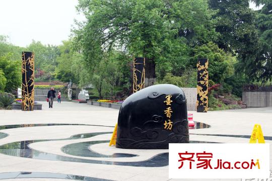 龍溪翡翠項(xiàng)目東側(cè)約800米處的愛山廣場