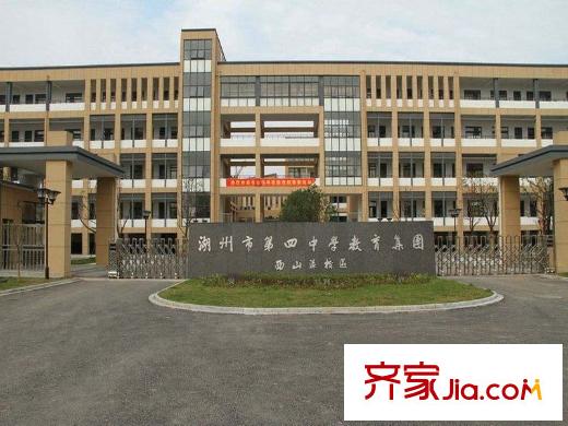 湖東府項(xiàng)目東南側(cè)的第四中學(xué)西山漾校區(qū)