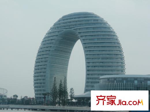 九月洋房項目北側(cè)1900米處的月亮灣酒店