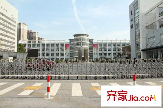 綠城御園東側(cè)1000米的愛(ài)山小學(xué)