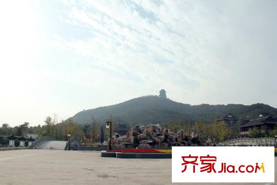綠城御園東側(cè)500米的仁皇山公園