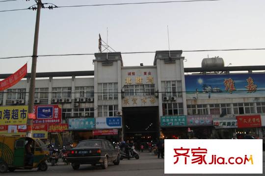 依云小鎮(zhèn)北勝灣農(nóng)貿(mào)市場(chǎng)（西100米處）