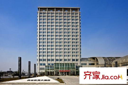 弘信觀湖奧林匹克酒店（西300米處）