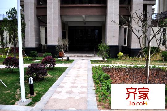 中萃花城灣小區(qū)樓棟門口實景（2015.12.12）