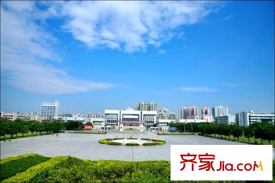 誠(chéng)杰壹中心距離項(xiàng)目400米的市政廣場(chǎng)