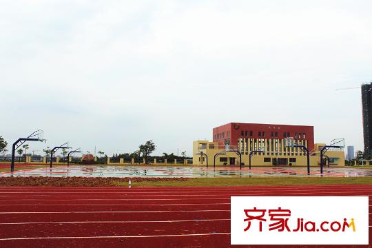 東奧御園周邊的實(shí)驗(yàn)中學(xué)附屬學(xué)?；@球場(chǎng)