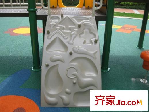 德威摩卡小鎮(zhèn)內(nèi)部配置紅黃藍(lán)幼兒園操場(chǎng)