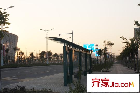 中信凱旋城別墅小區(qū)門口預(yù)留的公車站20101231