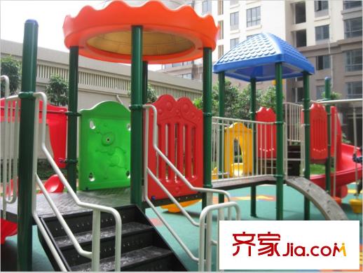 德威摩卡小鎮(zhèn)內(nèi)部配置紅黃藍(lán)幼兒園操場(chǎng)