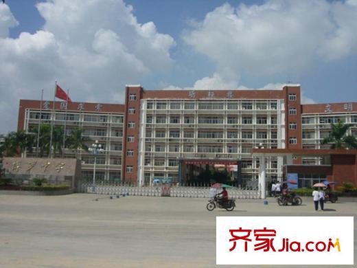保利山水城周邊向西步行10分鐘的博羅中學