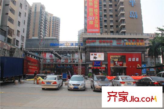 錦繡學(xué)府距離項目500米的沃爾瑪商場正面