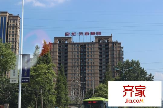 臥龍?zhí)煜闳A庭外景圖