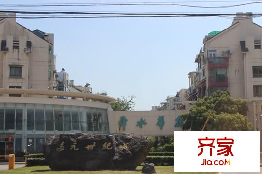 臥龍?zhí)煜闳A庭外景圖