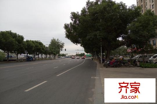 中地鏡水灣門口右邊馬路