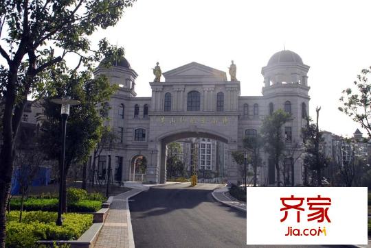 黃山納尼亞小鎮(zhèn)小區(qū)大門（2012-11-27）