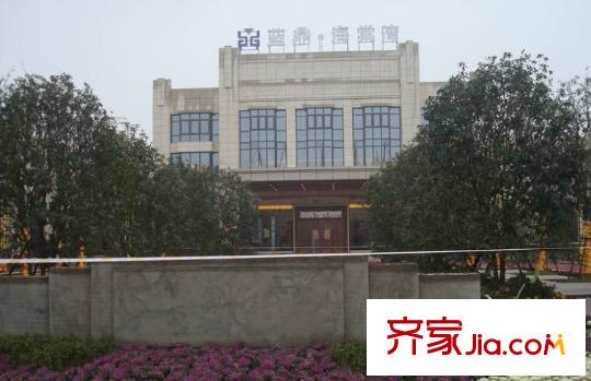 藍(lán)鼎海棠灣周邊配套售樓部門口