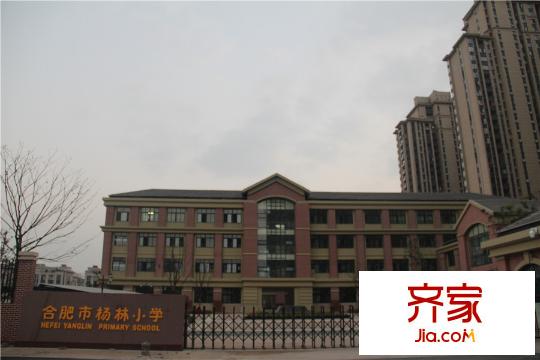 海亮九璽小區(qū)內(nèi)楊林小學(xué)大門（2015.10.21）