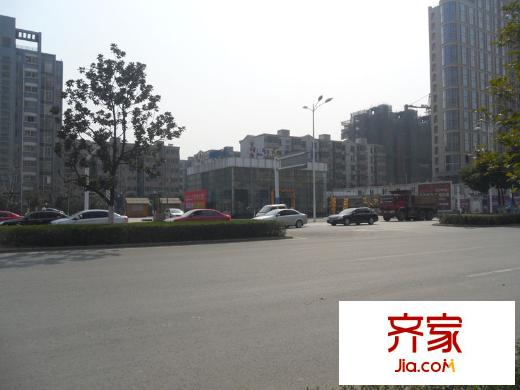 西環(huán)中心廣場實(shí)景圖 馬路對(duì)面的售樓部（2011.03.10）