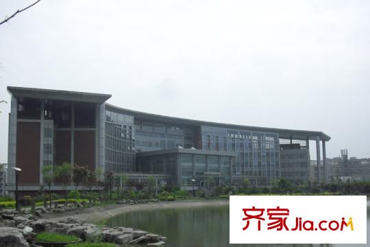 長(zhǎng)江實(shí)業(yè)地產(chǎn)逸翠莊園項(xiàng)目周邊西政