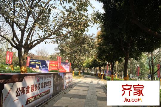 力帆紅星國(guó)際廣場(chǎng)紫檀莊園售樓部綠化實(shí)景（2015-3-18）
